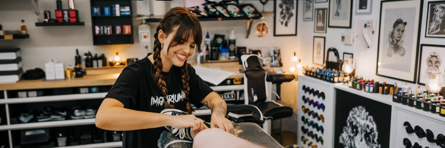 in-this-photo-an-woman-artist-tattoing